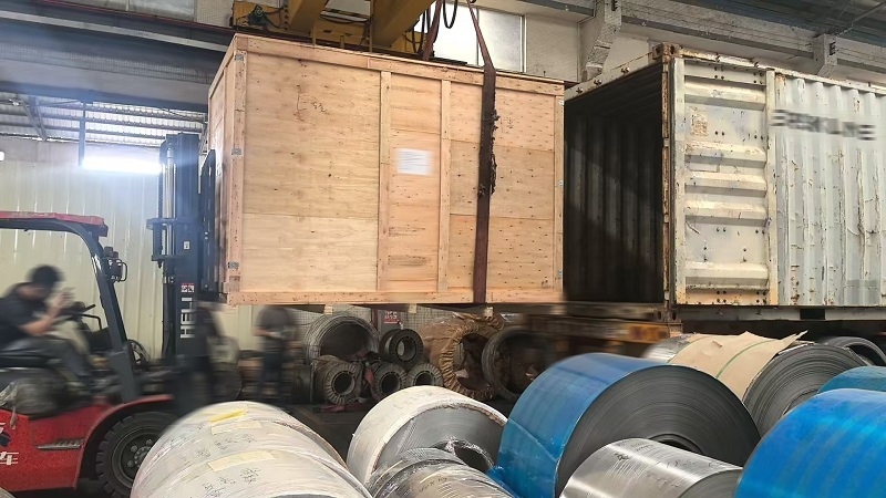 Opdatering af fabriksforsendelse: Lastning af gaffeltruck og sikker levering